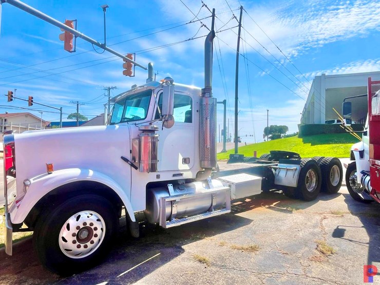 2001-freightliner-fld120-image-1