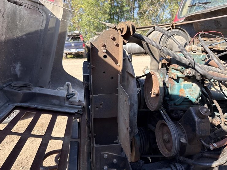 #1815-•-1985-international-1954-cab-and-chassis-image-13