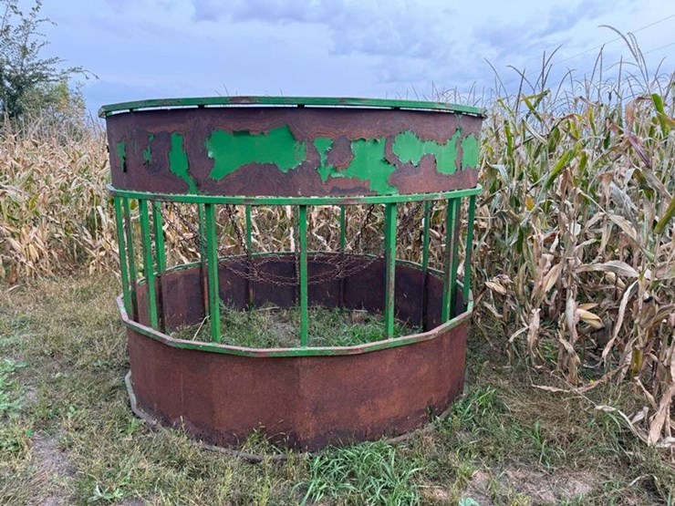 round-bale-feeder-with-hay-savor-and-skirt-on-bottom-image-2