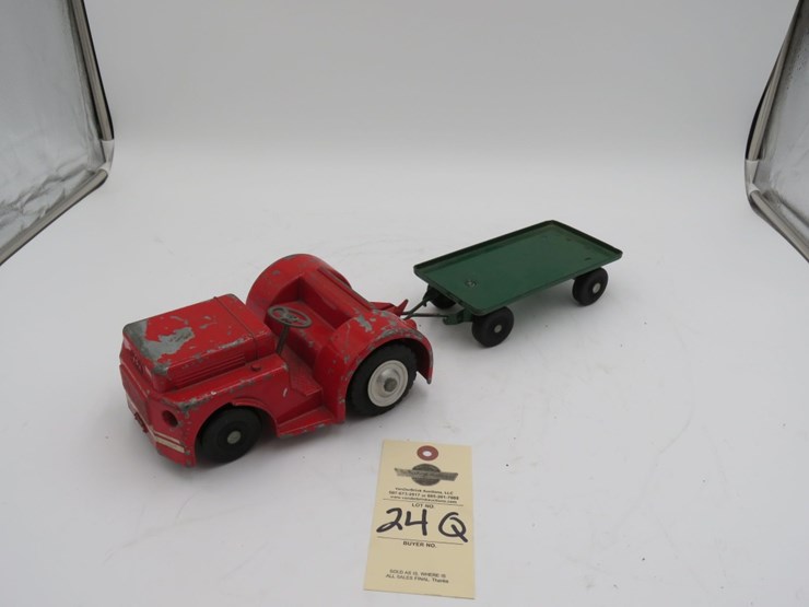 doepke-model-toys-tug-and-trailer-set-image-5