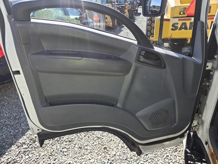 2015-isuzu-npr-hd-image-25