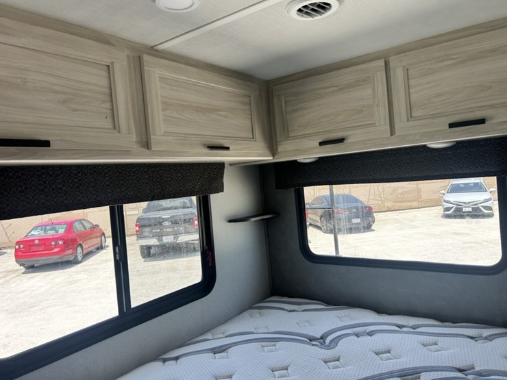 2022-ford-e350-image-52