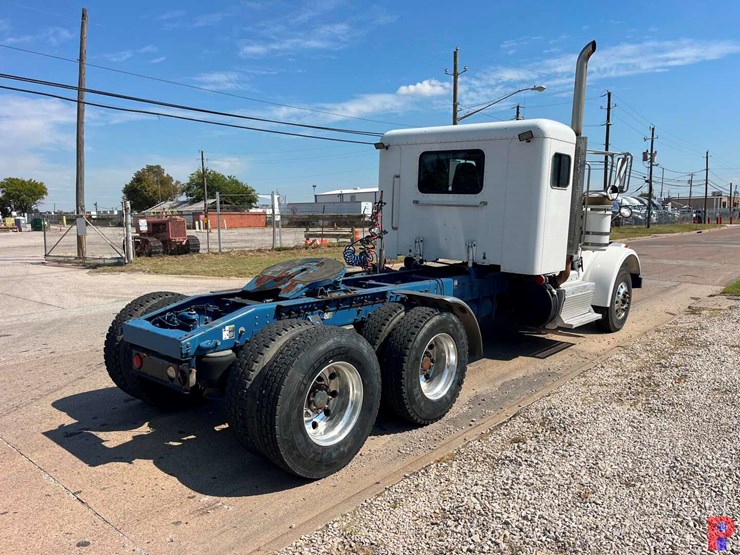 2012-peterbilt-367-image-3