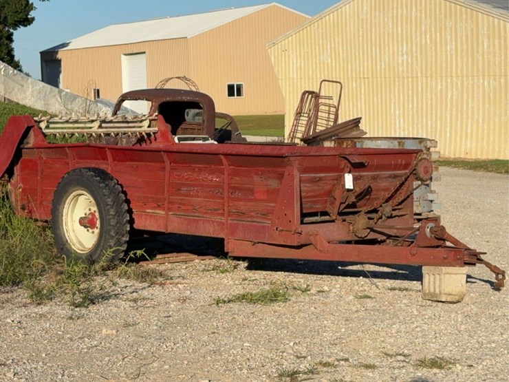 international-manure-spreader-image-1