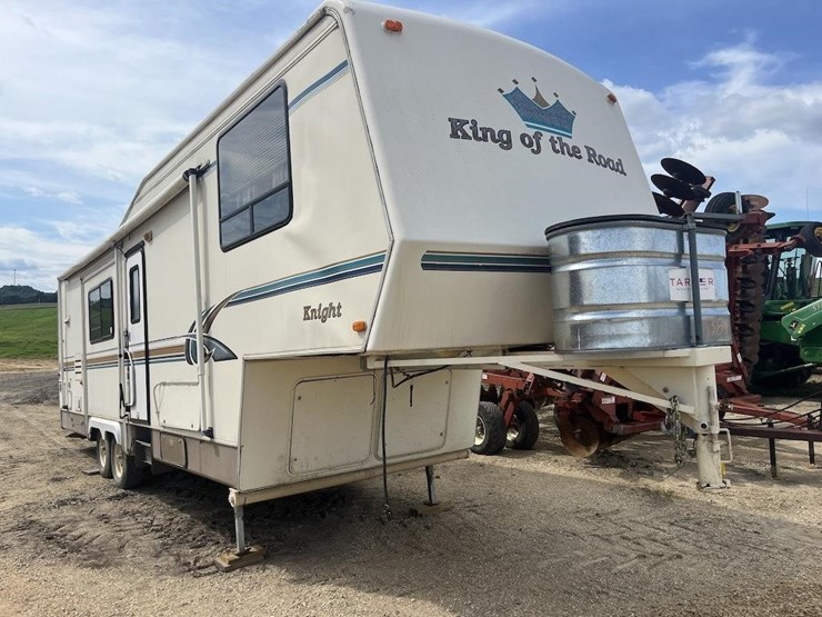 1995-king-of-the-road-knight-fifth-wheel-camper-image-4