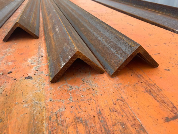 #3051-•-(4)-assorted-pieces-of-thick-wall-angle-iron-(cont)-image-2