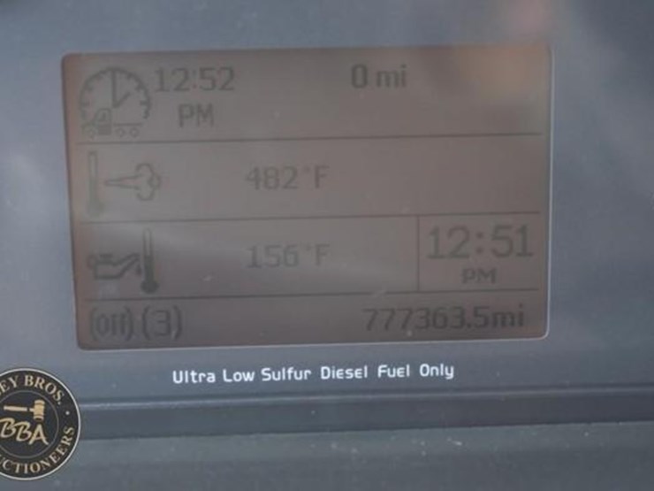 2014-volvo-vnl64t670-image-78