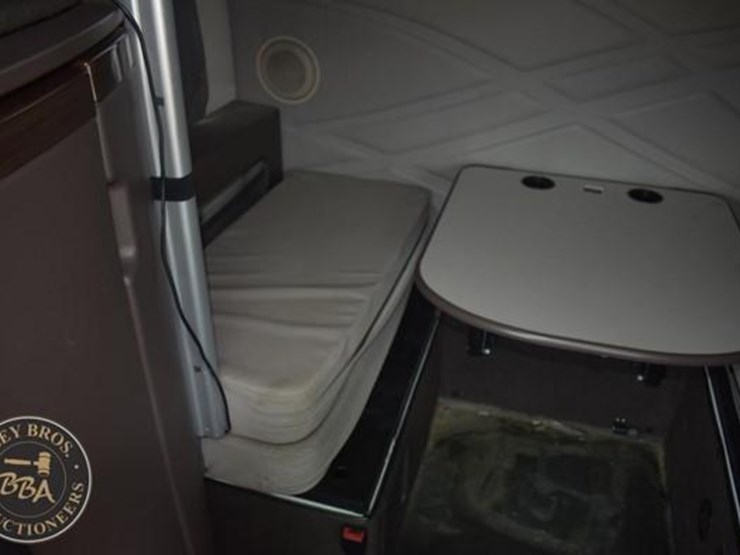 2014-volvo-vnl64t670-image-47