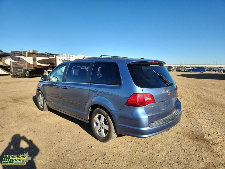2011-volkswagen-routan-image-3