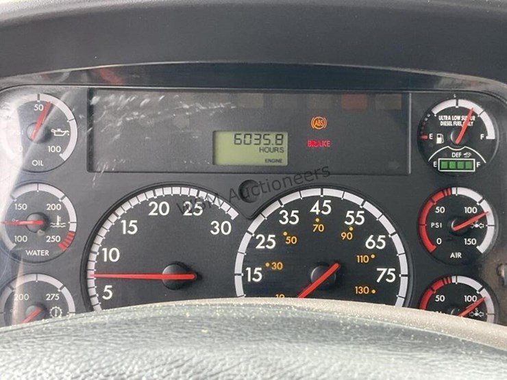 2014-freightliner-m2-image-37