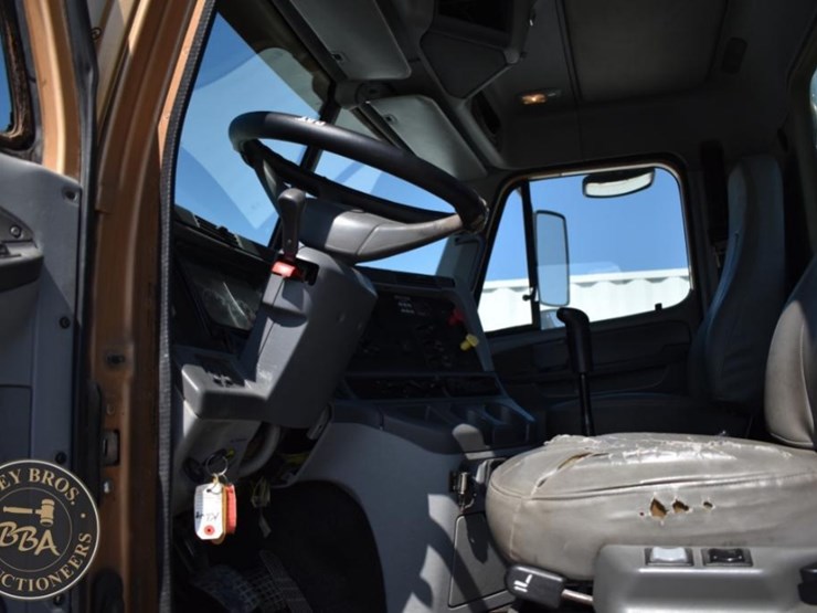 2003-freightliner-columbia-120-image-73