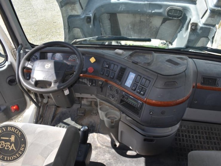 2009-volvo-vnl64t630-image-25