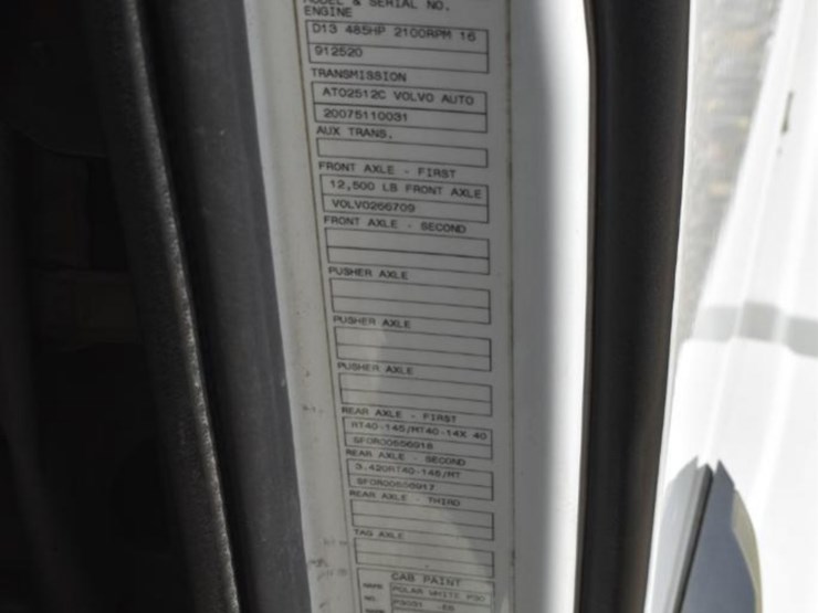 2009-volvo-vnl64t630-image-12