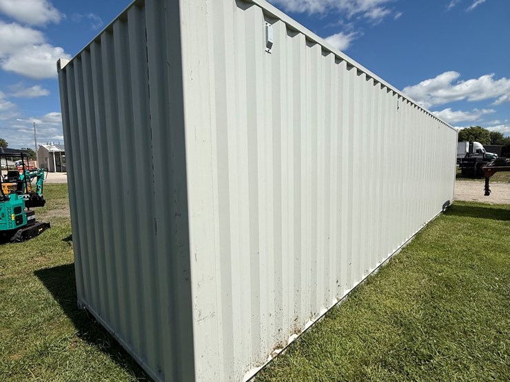 #600-•-40-ft.-steel-shipping-container-image-5