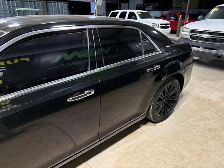 2011-chrysler-300-sdn-image-5