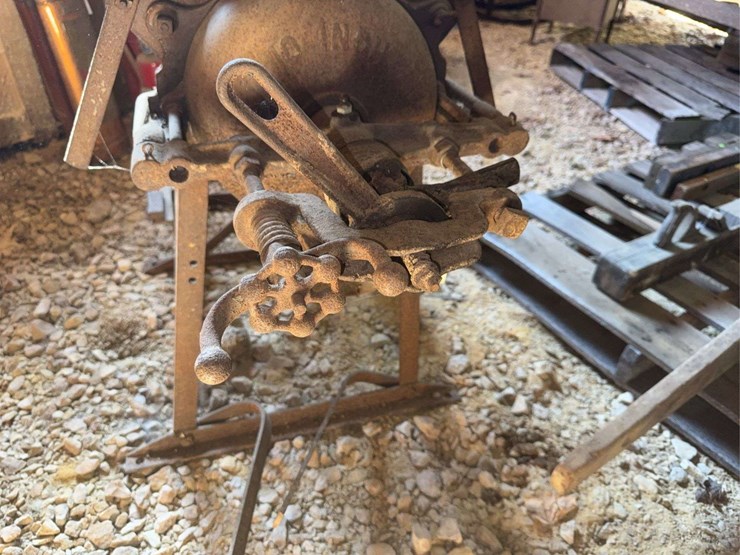 mccormick-deering-10"-burr-mill-image-7