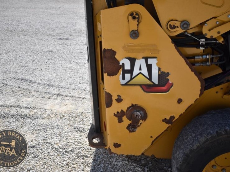 2019-caterpillar-242d3-image-21
