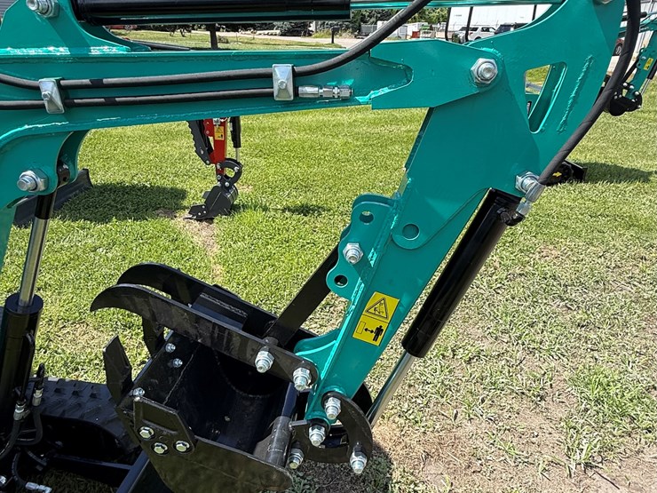 #610-•-2025-cfg-industrial-mh12rx-hydraulic-track-type-mini-excavator-image-3