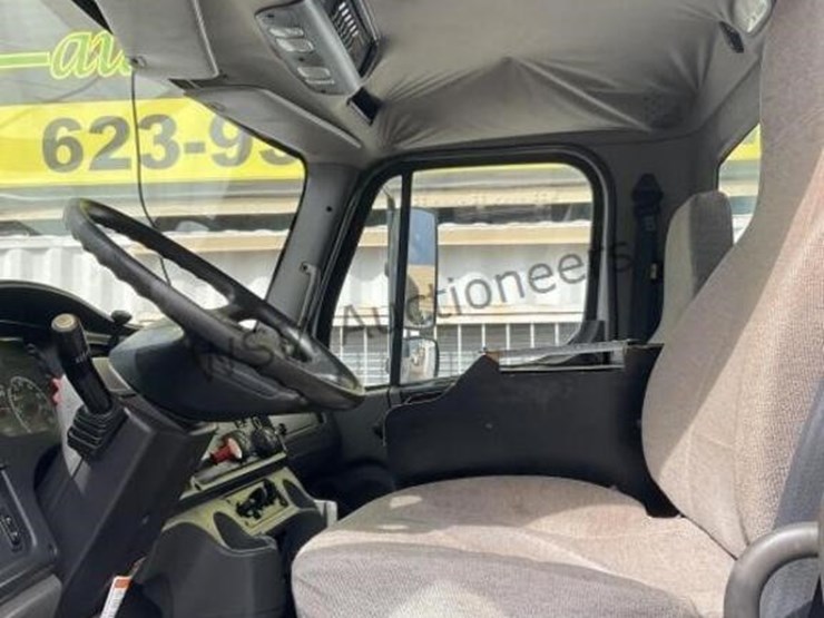 2014-freightliner-m2-image-43