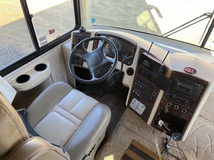 2005-gulf-stream-sun-voyager-motorhome-image-10