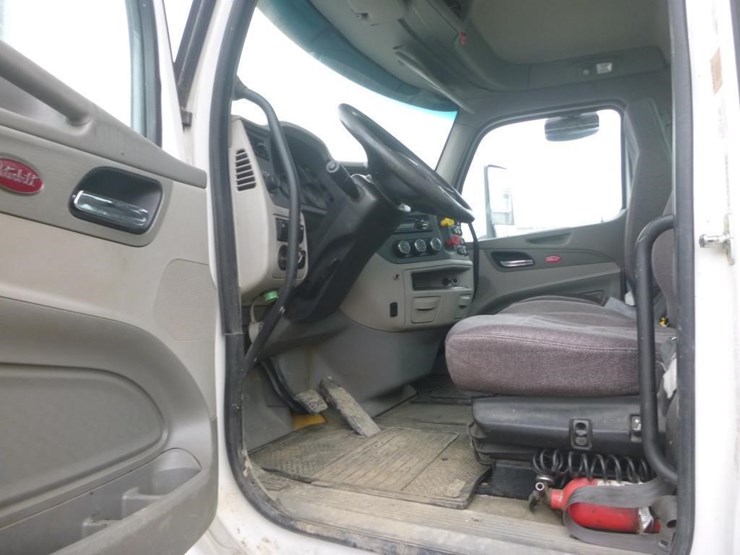 2019-peterbilt-567-image-15