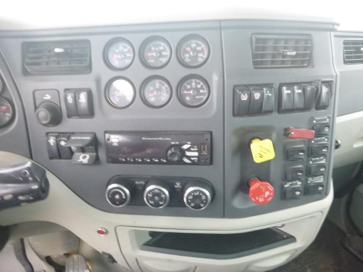 2019-peterbilt-567-image-18