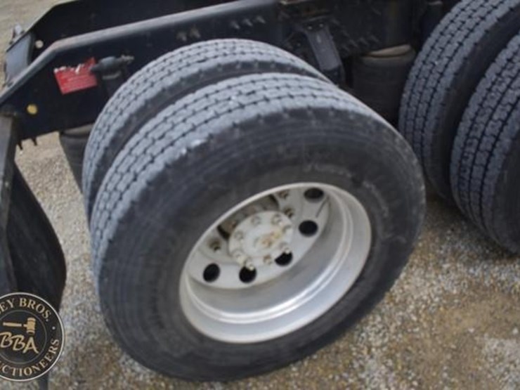 2014-volvo-vnl64t670-image-41