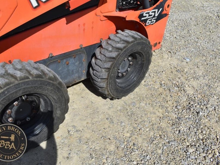 2017-kubota-ssv65-image-72