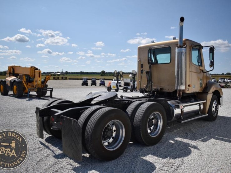 2003-freightliner-columbia-120-image-15