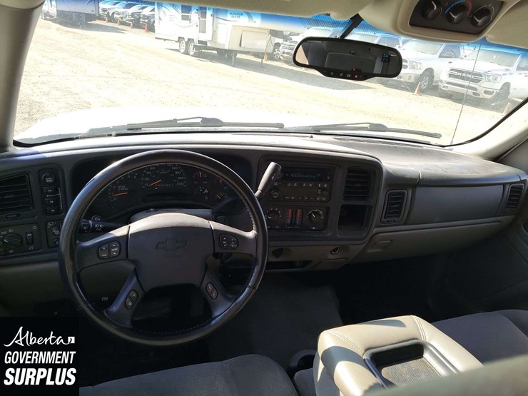 2006-chevrolet-suburban-image-18