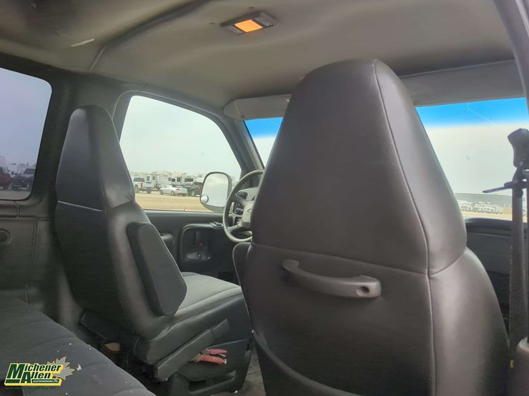 2001-chevrolet-express-3500-image-22