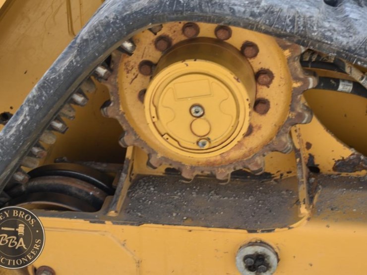 2020-caterpillar-299d3-image-34