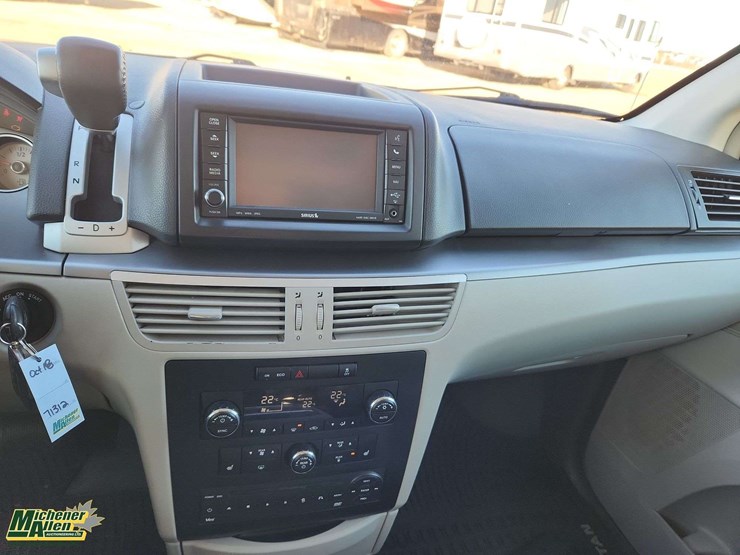 2011-volkswagen-routan-image-12