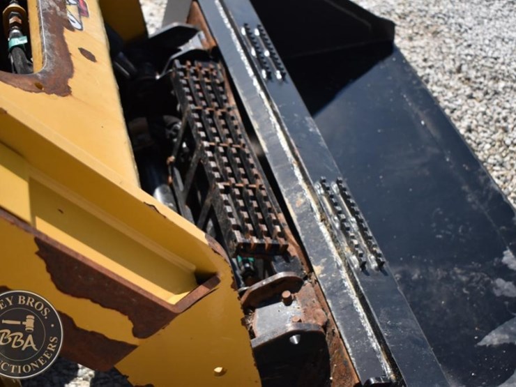 2019-caterpillar-242d3-image-28