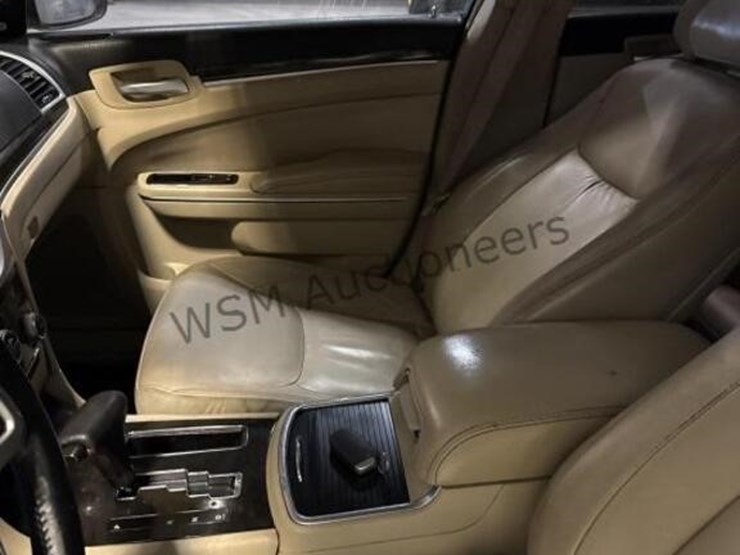 2011-chrysler-300-sdn-image-21