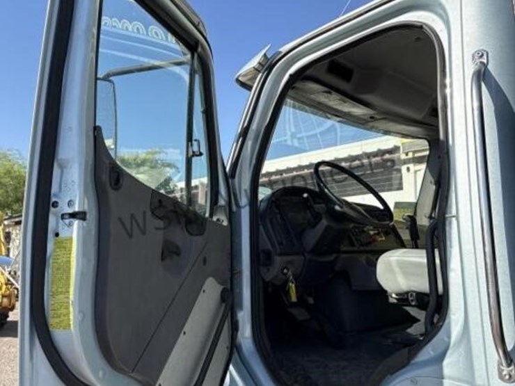 2005-freightliner-m2-f/b-image-29