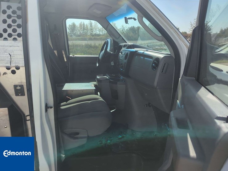 2012-ford-cargo-image-16