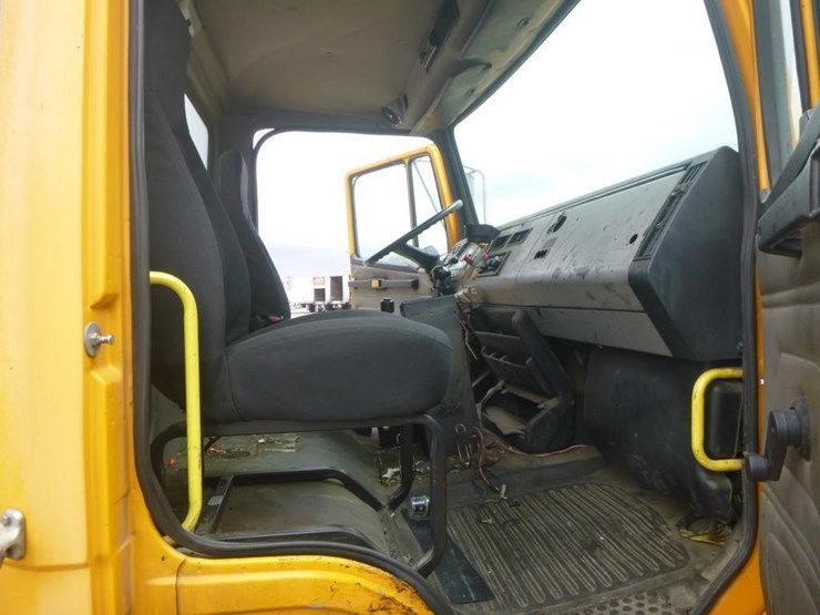 2004-freightliner-fl70-image-15