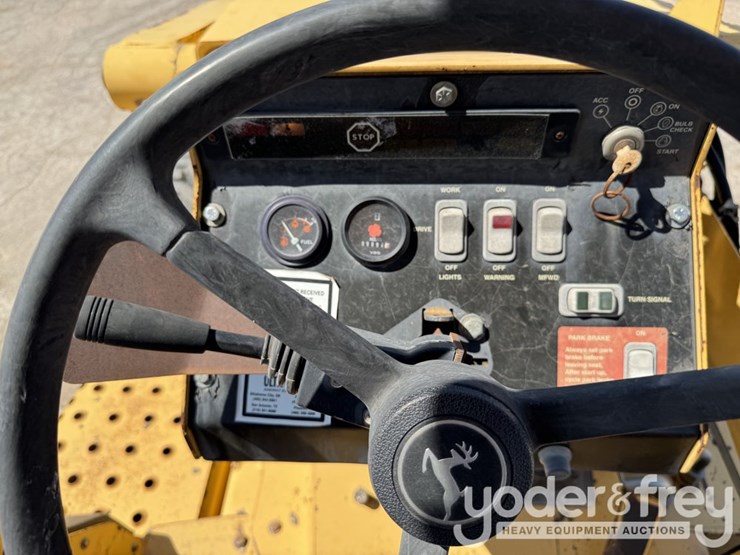 2005-john-deere-210le-image-23