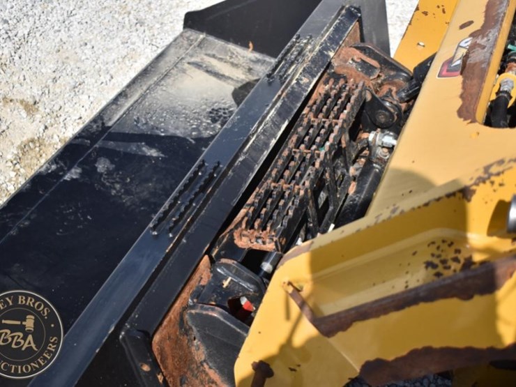 2019-caterpillar-242d3-image-29