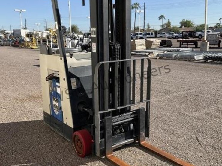 crown-3000-series-electric-order-picker-image-4