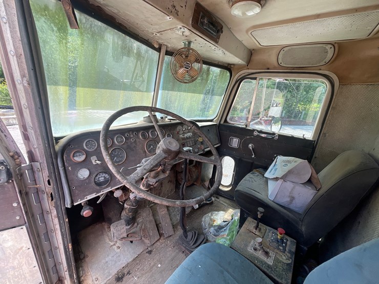 #146-•-inoperable-1974-3509-peterbilt-dump-truck-image-5