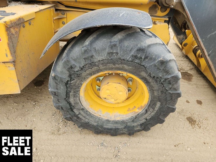 2015-deere-410l-image-32