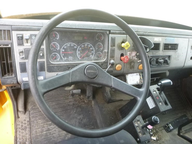 2004-freightliner-fl70-image-20