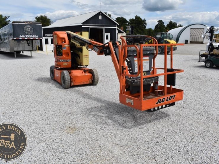 2013-jlg-e300ajp-image-35