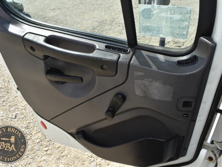 2009-freightliner-business-class-m2-106-image-19