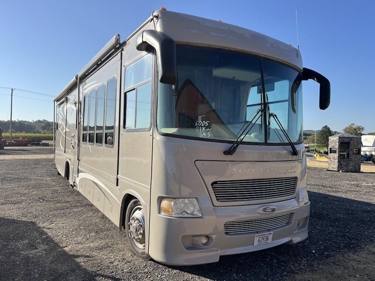 2005-gulf-stream-sun-voyager-motorhome-image-1