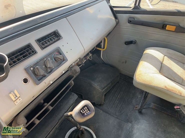 1995-freightliner-fl70-image-14