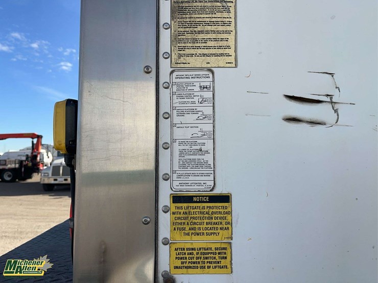 2009-peterbilt-335-image-18