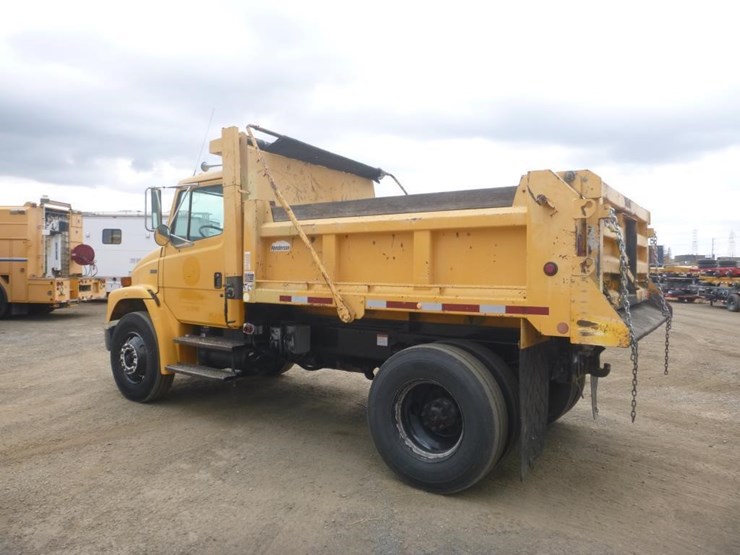 2004-freightliner-fl70-image-4